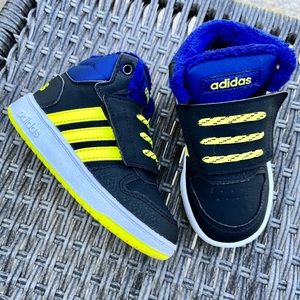 Adidas toddler boys size 8K no tie velcro shoe